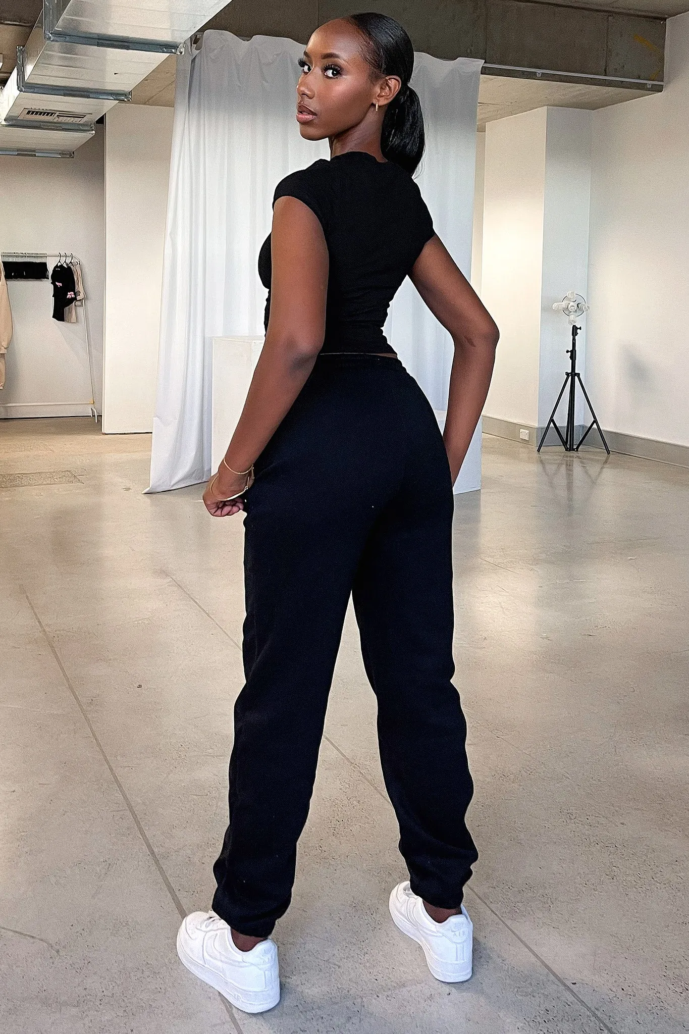 Flattering Design Series 7 Sweatpants - Black