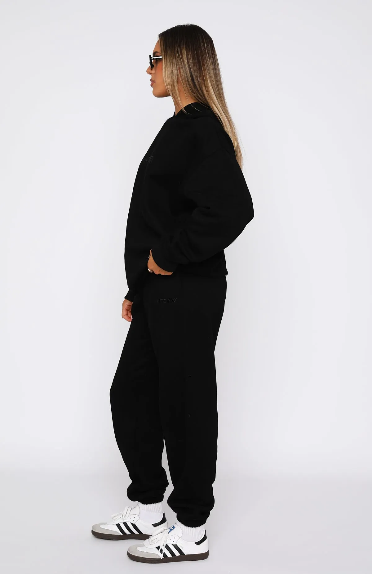 Flattering Fit Stay Lifted Sweatpants Black