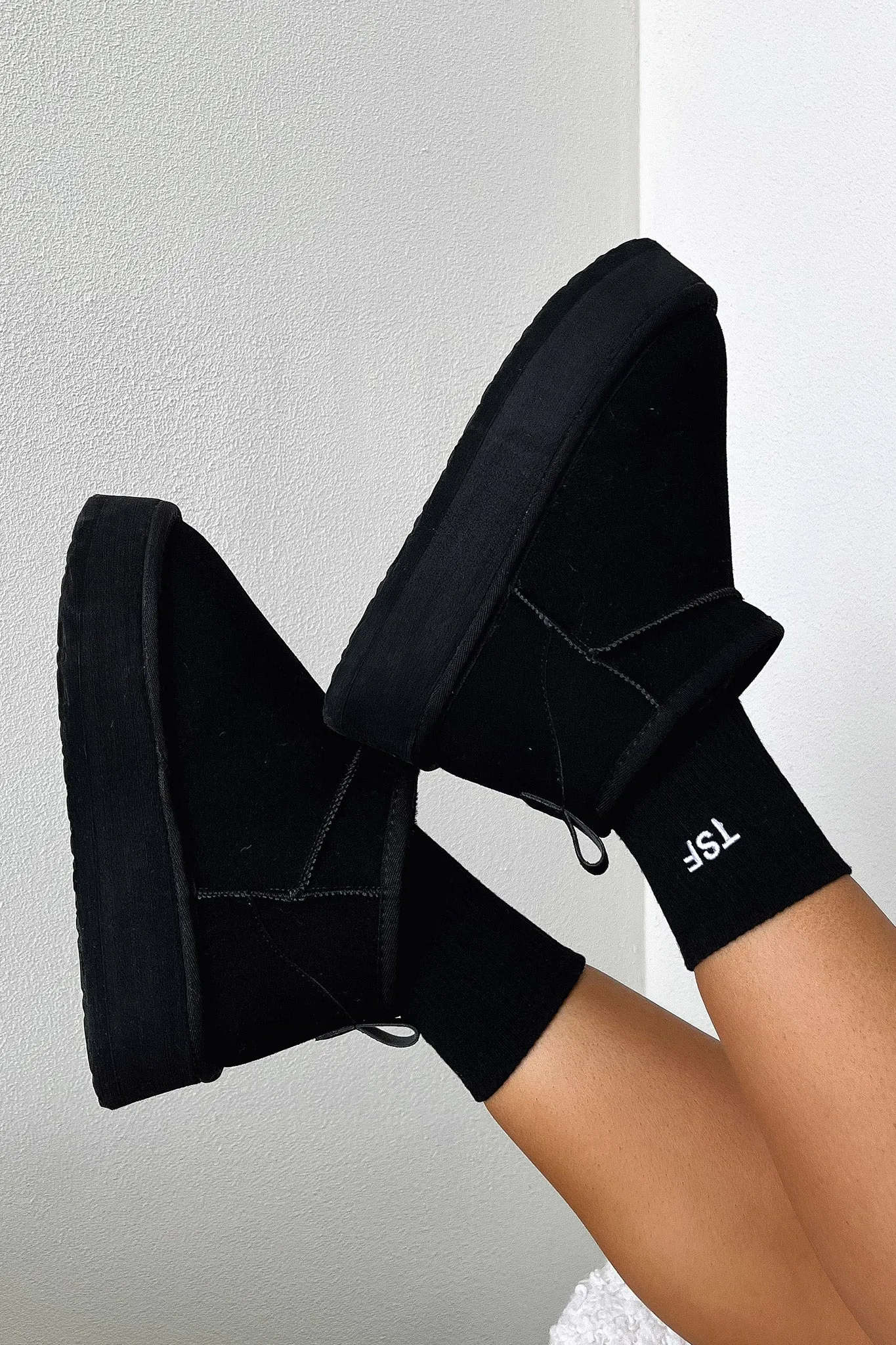 Perfect For Hiking Eesha Platform Boots - Black