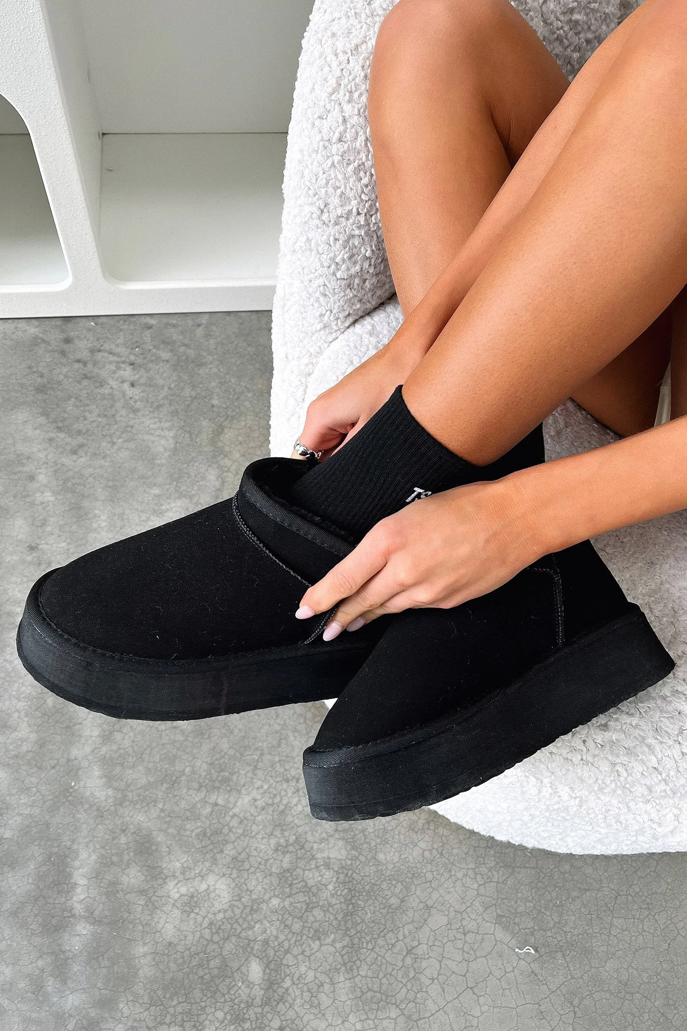 Perfect For Hiking Eesha Platform Boots - Black