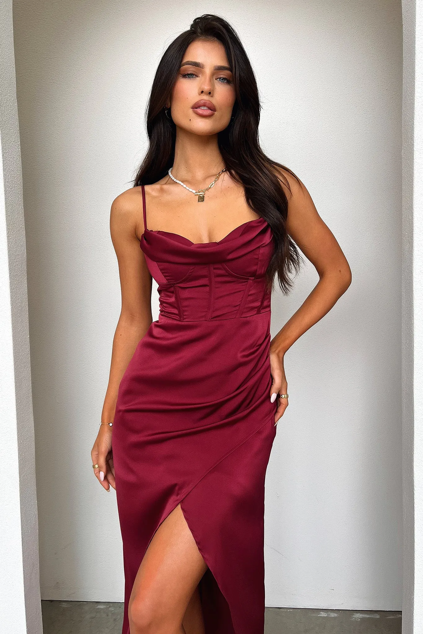 retro look Aiana Satin Maxi Dress - Burgundy
