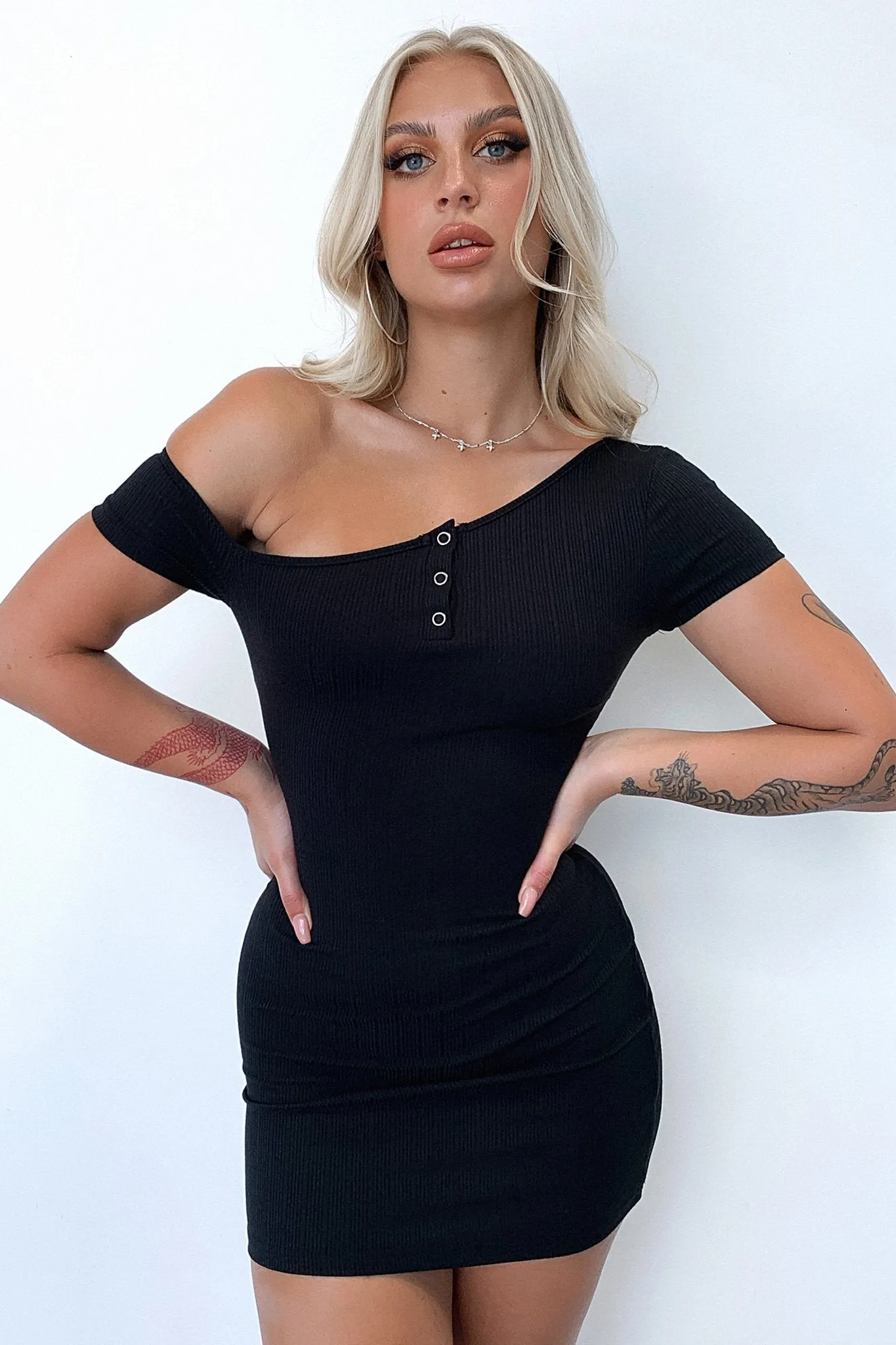 Soft Curve Horizon Dress - Black