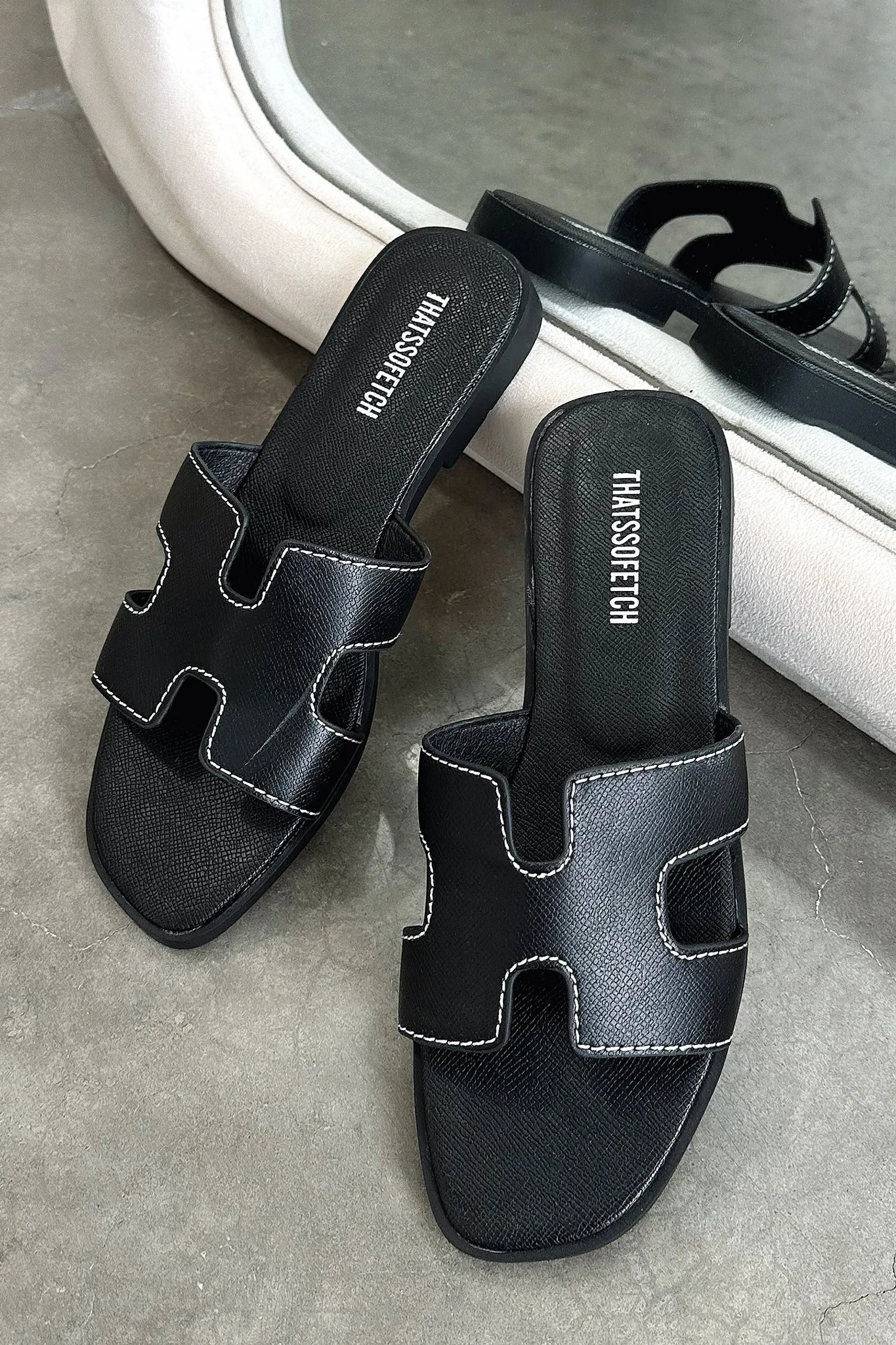 Valia Slides - Black Ring-Details